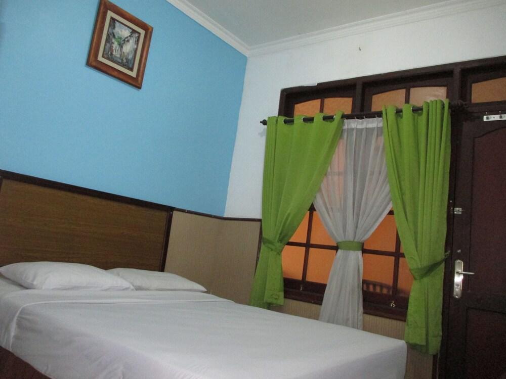Gloria Amanda Hotel Yogyakarta Exterior photo